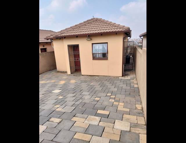 2 BEDROOM HOUSE FOR SALE IN CLAYVILLE